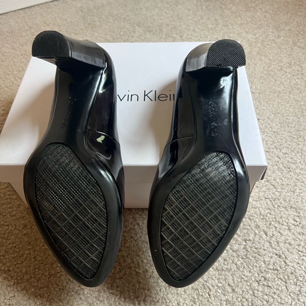 Calvin Klein Chunky Patent 4” Heels “Olive” - Picture 4 of 8
